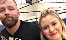 WWE蕾妮·杨首度回应疯人院长在昨日硬核赛上的疯狂表现！