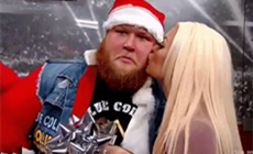 WWE曼迪·罗斯的一个吻，让他瞬间火遍了全球！