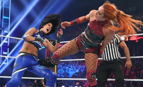 WWE贝莉跳出角色，恭喜贝基·林奇当妈妈！