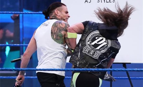 WWE鬼面战士杰夫·哈迪带伤赢下洲际冠军！