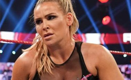 WWE军姐太牛掰，娜塔的牙齿直接被打掉！