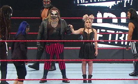 WWE邪神与复仇军团展开乱战，阿里躲过一劫！