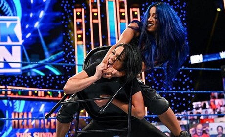 WWE《地狱牢笼2020》贝莉大战莎夏·班克斯，网友直呼太暴力！