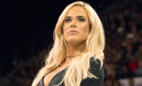 WWE拉娜成为RAW女子战队成员，却惨遭队友嫌弃！