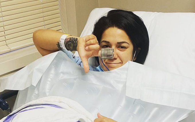 WWE贝莉前十字韧带修复手术顺利完成，术后照曝光！