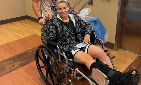WWE娜塔莉娅脚踝受伤已完成手术，女双冠军....
