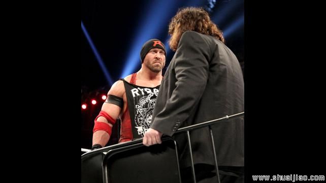 塞纳、莱贝克围殴圣盾《RAW 2013.04.23》 塞纳、莱贝克围殴圣盾《RAW 2013.04.23》