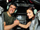 伊芙和未婚夫到空军基地支教的官方照片