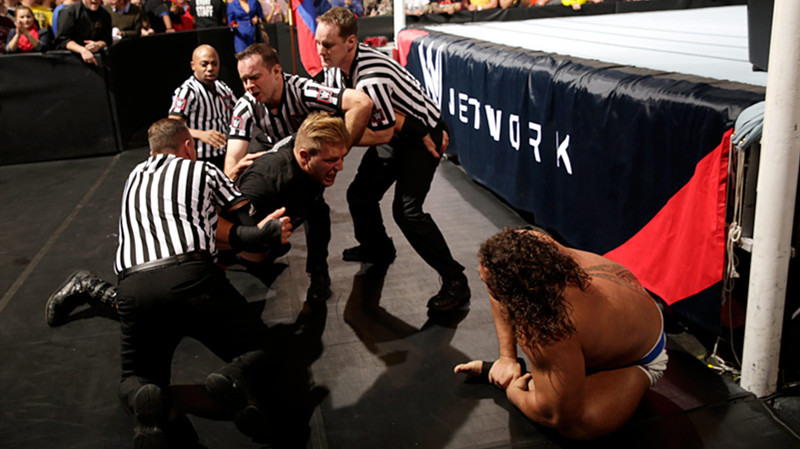 斯瓦格试图锁断鲁瑟夫的脚踝《RAW2014.12.09》
