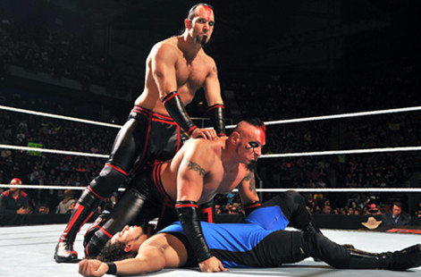 弑神组合击败当地摔角手《RAW2015.01.06》