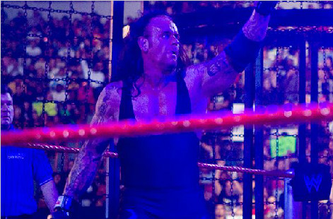 WWE巨星选手指向摔角狂热标志的照片