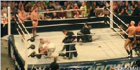 SmackDown录制过程中现场观众闯进擂台！