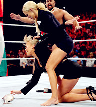 鲁瑟夫提供礼品给萨茉·蕾《WWE RAW 2015.07.28》