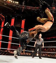 真理罗恩对阵泰勒·布里斯《WWE RAW 2015.11.17》