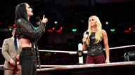 女郎冠军合同签订《WWE RAW 2015.11.17》