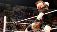 希莫斯和欧文斯打断安布罗斯的讲话《WWE SmackDown 2016.01.14》