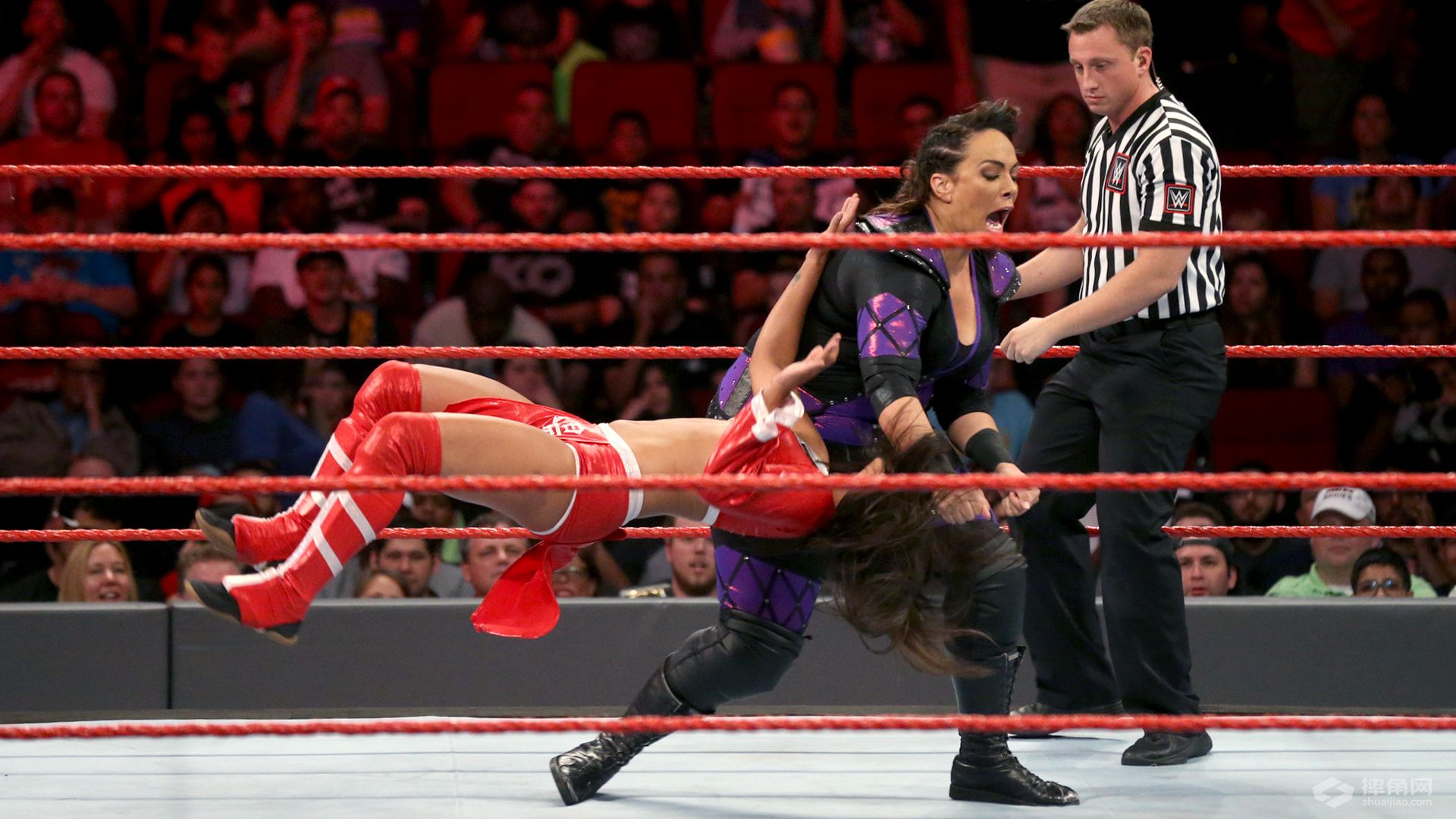 奈婭·賈克斯對陣當地摔角手《wwe raw 2016.08.30》