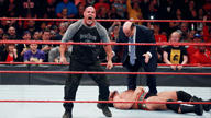 高柏暴揍鲁瑟夫和保罗·海曼！《WWE RAW 2016.11.01》