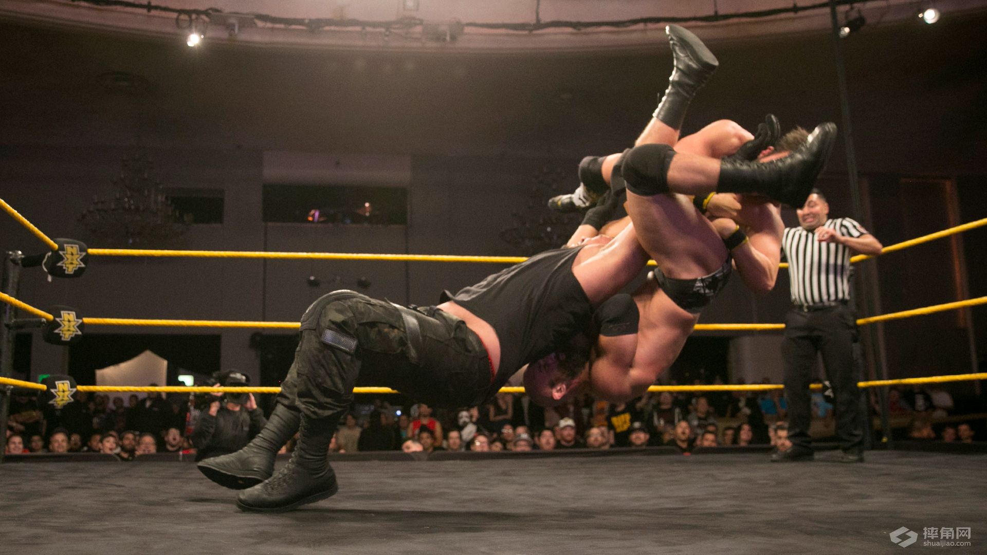 中邑真辅和萨摩亚·乔签订多伦多NXT冠军赛《WWE NXT 2016.11.10》