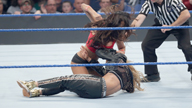 卡梅拉嘲讽尼基整容，惨被揍！《WWE SmackDown 2016.11.30》