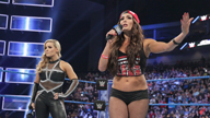 娜塔莉娅辱骂尼基，结果被一拳放倒！《WWE SmackDown 2017.01.04》