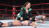 奈娅轻松战胜当地摔角手，并嘲笑莎夏！《WWE RAW 2017.01.24》