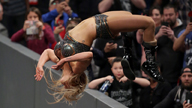 贝莉挑战Raw女子冠军夏洛特，好友莎夏助其解围！《WWE RAW 2017.02.14》