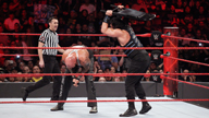 罗曼·雷恩斯再次以一敌二，结果如何？《WWE RAW 2017.02.21》