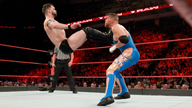 芬巴洛尔一记飞踢，KO科特·霍金斯！《WWE RAW 2017.04.18》