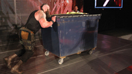 垃圾箱赛首上演，卡利斯托付出惨重的代价！《WWE RAW 2017.04.25》