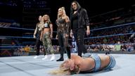 女子冠军赛无疾而终，女王夏洛特被围殴！《WWE SmackDown 2017.04.26》