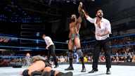 毒蛇对阵独狼，赛后RKO惨遭马哈尔及其小弟围殴！《WWE SmackDown 2017.05.17》