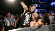 独狼被秒杀怒火中烧，狂揍萨米·扎恩！《WWE SmackDown 2017.05.24》