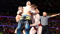 正派势头凶猛，内维尔在WWE首次拍地认输！《WWE RAW 2017.05.30》