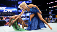 拉娜偷袭内奥米，高举女子冠军腰带！《WWE SmackDown 2017.06.14》