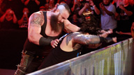 黑羊再度重创罗曼，直接打上救护车！《WWE RAW 2017.06.27》