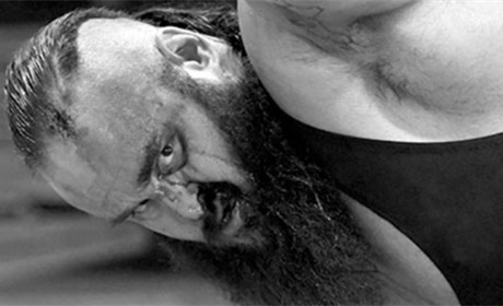 经历罗曼的撞车后，WWE官方更新“黑羊”伤情