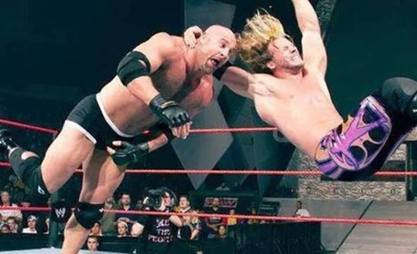 WWE十大创意作弊：高柏怒撞钢板，贝拉姐妹以假乱真！