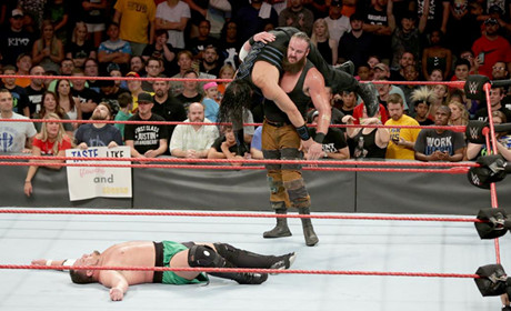 《RAW 2017.07.18》战报：罗曼血战萨摩亚·乔，黑羊半路杀出猝不及防！
