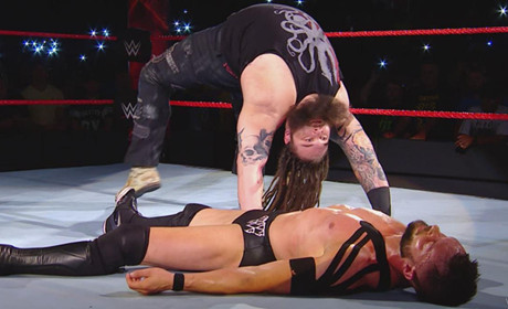 《RAW 2017.07.25》战报：独臂芬激战灵魂歌手 神秘人突现赛场