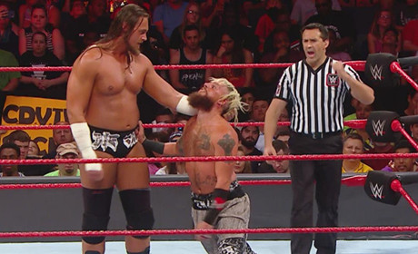 《RAW 2017.07.25》战报：覆水难收 兄弟反目拳脚相向