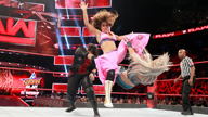 奈娅展现惊人实力，碾压全场！《WWE RAW 2017.08.08》