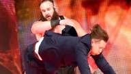 布朗回归找上米兹等人，直接五次怪兽抱摔！五次！《WWE RAW 2017.10.31》