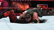 红魔VS黑羊，直接砸穿擂台！《WWE RAW 2017.11.14》