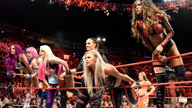 佩奇小队的所作所为激怒整个女子组！《WWE RAW 2017.12.12》