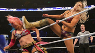 女子双打赛，明日华搭档夏洛特对阵曼迪·罗斯&索尼娅·德维尔！《WWE SD 2018.12.05》
