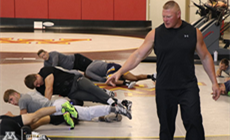 WWE布洛克重返母校，向学弟们分享经验，亲授摔跤课程！