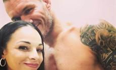 WWE兰迪奥顿疯狂秀恩爱，爱妻一记RKO，毒蛇竭力配合！