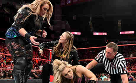 WWE巨石强森大表妹网上晒健身照，满头大汗，身材大变！