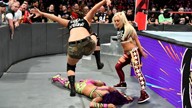 三重威胁赛，莎夏·班克斯VS安珀·沐恩VS鲁比·伊洛特！《WWE RAW 2018.05.08》